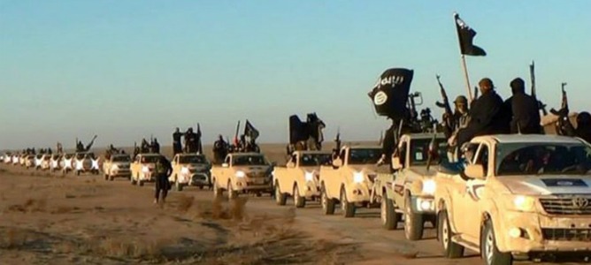Los yihadistas del Estado Islámico recorren las calles con cabezas cortadas