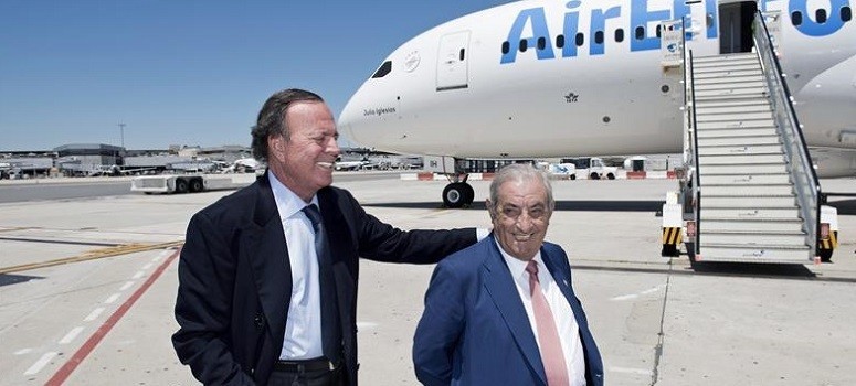 Julio Iglesias pone nombre al segundo Boeing 787 de Air Europa