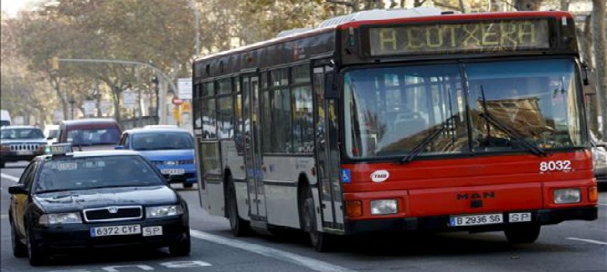 A Colau se el va de las manos: huelga de autobuses en plena celebración del Mobile