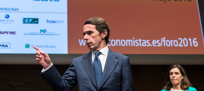 Aznar abronca a Rajoy por relajar el cumpliento del déficit