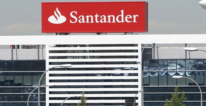 La Guardia Civil abandona la sede del Santander y recoge documentación en soporte digital