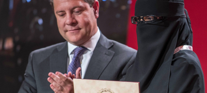 La foto de García-Page con una mujer con burka incendia Twitter