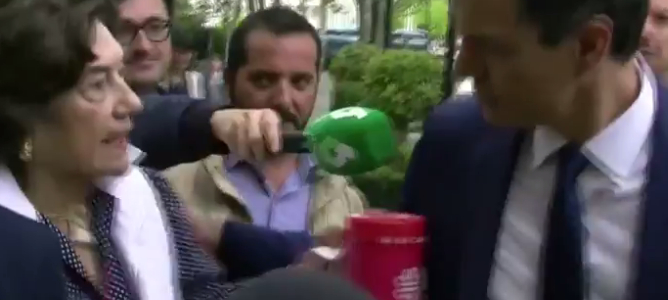 VÍDEO: Pedro Sánchez pasa de donar a Cáritas