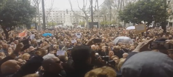 Cientos de sevillanos se manifiestan contra las medidas anticlericales de IU y Podemos