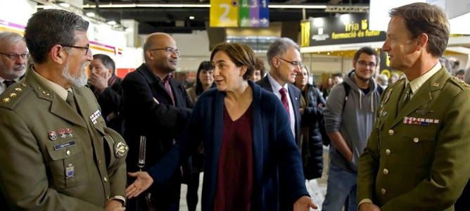 Colau dice a los militares del Salón Ensañanza que su presencia no es grata
