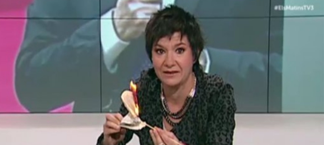 La periodista Empar Moliner quema la Constitución en TV3