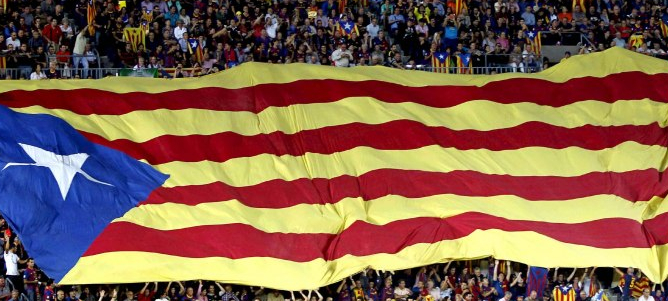 El juez permite las bandera independentista en la final de Copa y calla al Gobierno