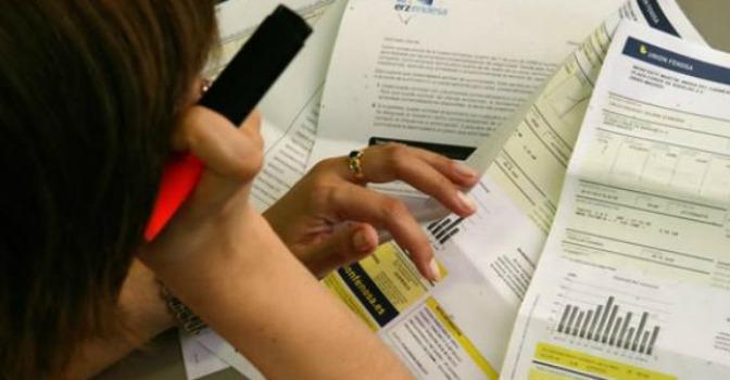 El recibo de la luz cae un 4% en abril y un 22% en un año