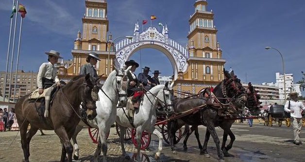 Los carruajes toman las calles de Sevilla en vísperas de la feria