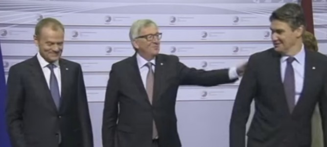 ¿Iba bebido Juncker en una cumbre de 2015?