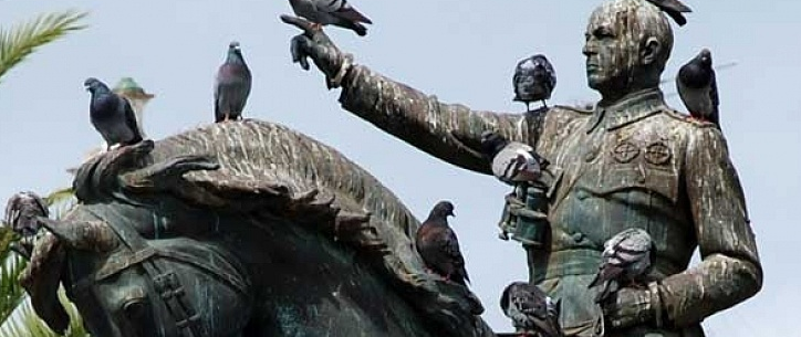 Recogida de firmas para que no quiten la estatua del General Varela