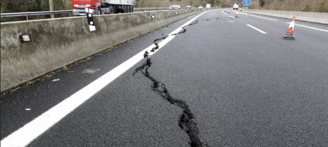 El estado de las carreteras españolas: firme deficiente, el 11% sin luz y miles de señales caducadas