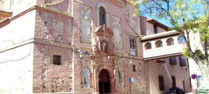 Un grupo de personas impide la retirada de placas franquistas en un pueblo de Ciudad Real