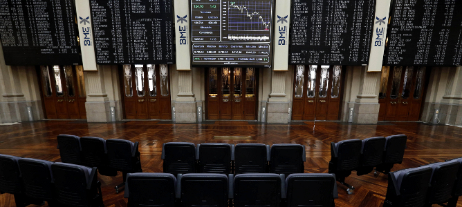 El IBEX 35 corrige tras subir un 18% desde mínimos