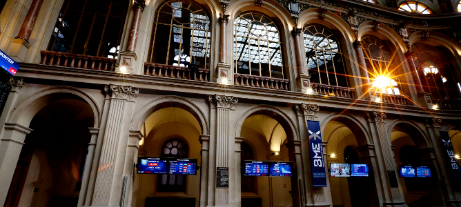 El IBEX 35 corta la racha bajista y pone rumbo a los 8.800 puntos