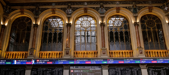 El IBEX 35 recoge beneficios, pero mantiene los 9.000 puntos