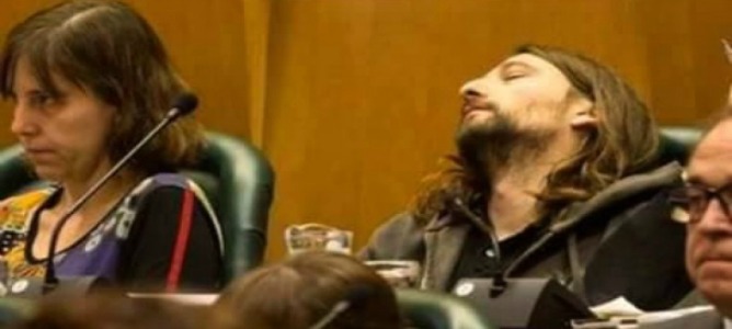 Twitter carga contra el concejal de Podemos Zaragoza por dormirse en un pleno de empleo