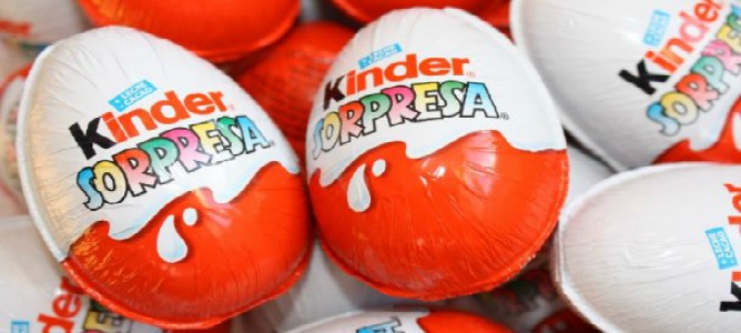 Una niña se asfixia con el juguete de un Huevo Kinder