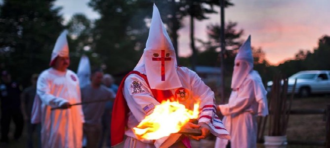 Muere el líder del Ku Klux Klan tras un enfrentamiento de 8 horas con la policía