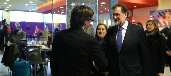 Rajoy y Puigdemont tardan tres meses  en saludarse