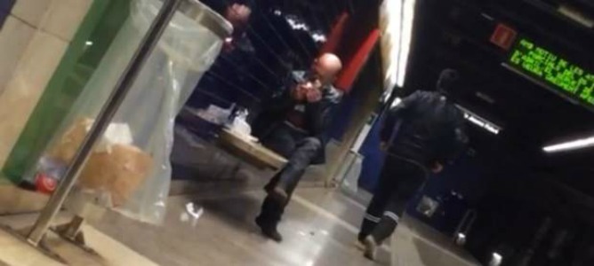 Nuevo escándalo en el metro de Barcelona: un hombre consume heroína en el andén