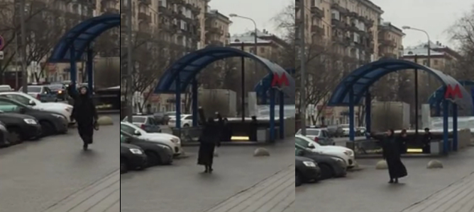 VÍDEO: Una mujer se pasea con la cabeza cortada de una niña en Moscú