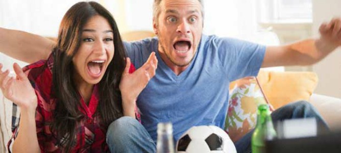 Ada Colau manda al ‘bar’ al PP si quiere ver a la Selección Española