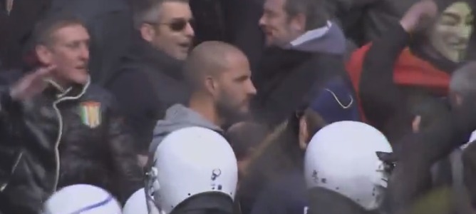 Vídeo: Tensión entre la Policía y neonazis en Bruselas