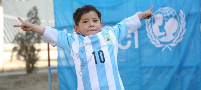 El niño de la ‘camiseta’ de Messi huye de su país por amenazas