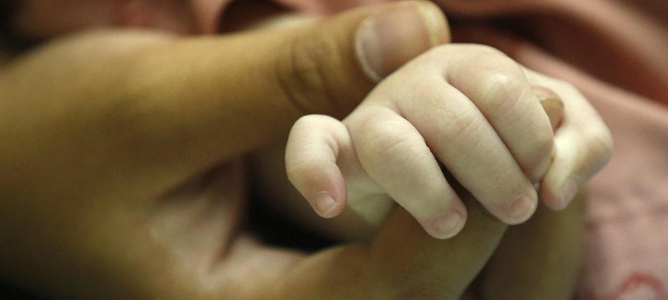 Demandan a la Seguridad Social por discriminar a los padres en las bajas por nacimiento