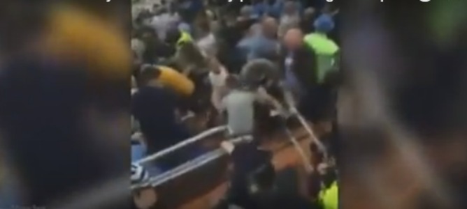 Polémica en Manchester por los puñetazos de un policía a aficionados del City