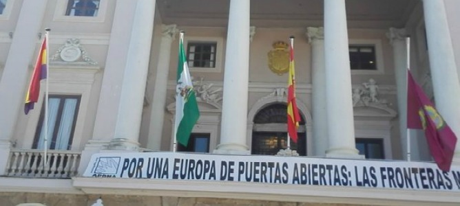 ‘Kichi’ iza la bandera republicana en el Ayuntamiento de Cádiz