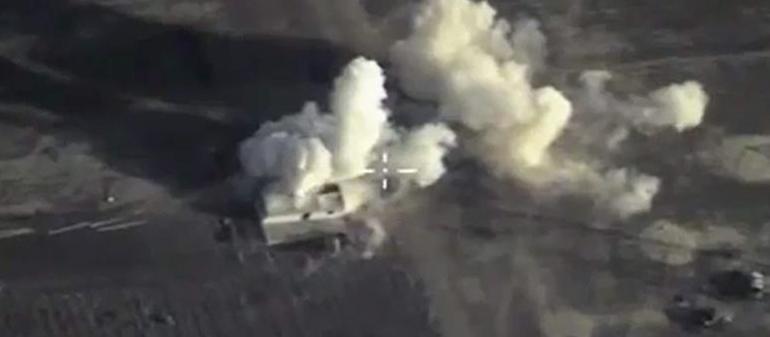 Video: El momento exacto en que un misil aéreo alcanza las trincheras de los terroristas en Siria