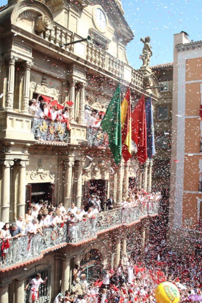 Podemos quiere convertir la procesión de San Fermín en el ‘Desfile del Día Grande’