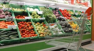 Baldas llenas de frutas y verduras en un supermercado.