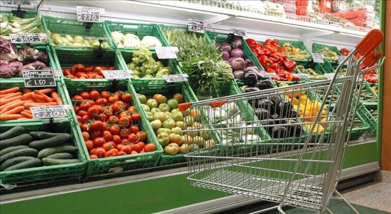 Baldas llenas de frutas y verduras en un supermercado.
