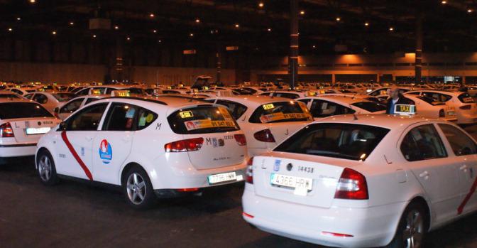 El sector del taxi estudia el coche compartido para competir con Uber
