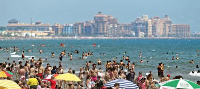 Los turistas extranjeros gastan más, pero se quedan menos tiempo en España
