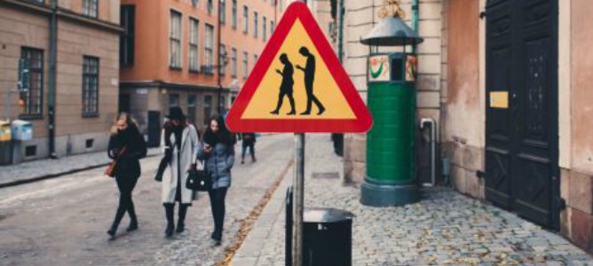 Una ciudad alemana instala semáforos para adictos al móvil