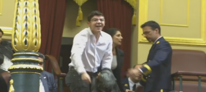 Un venezolano llama ‘sinvergüenza’  a Podemos en pleno Congreso