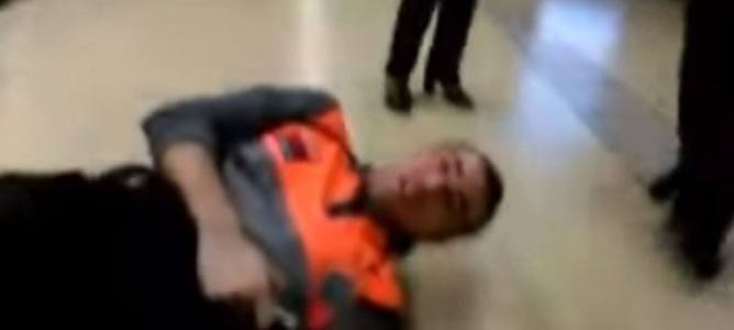 Le rompen el tobillo a un vigilante en el metro de Barcelona