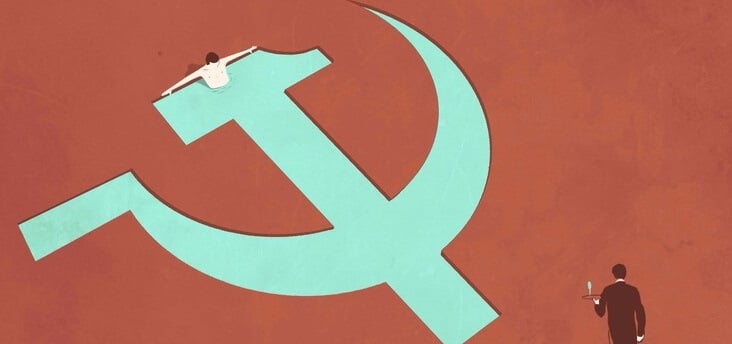Un concejal podemita pinta orgulloso el símbolo del comunismo