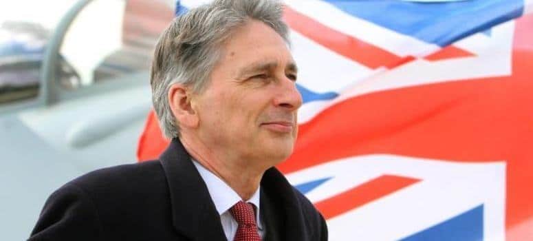 Hammond amenaza a los 102.000 españoles en Reino Unido