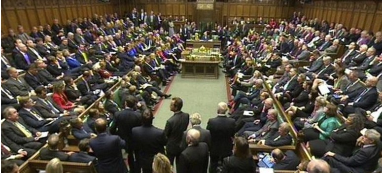 El Parlamento británico debate celebrar un segundo referéndum