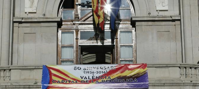 Ribó cuelga la bandera republicana en el Ayuntamiento de Valencia
