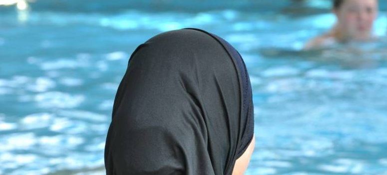 La alcaldía de Cannes prohíbe el burkini en sus playas