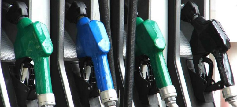 Gasolina y diésel se suman a los máximos de la luz