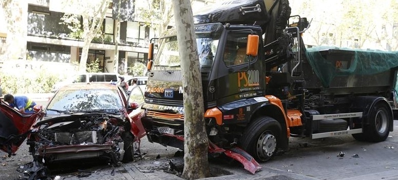 Un camión sin conductor hiere a una mujer y arrolla a 6 vehículos en Madrid