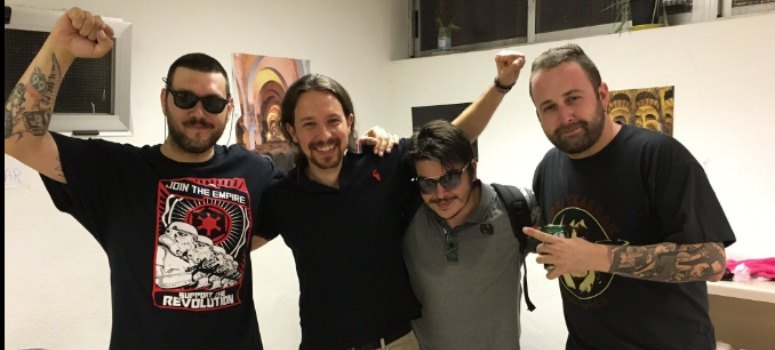 Iglesias disfruta del concierto de los Chikos del Maíz cerveza en mano