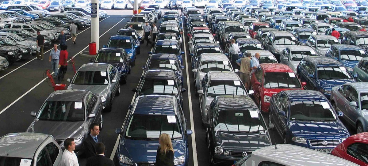 En Madrid se venden ya 300.000 vehículos más que en Cataluña, con un millón más de habitantes